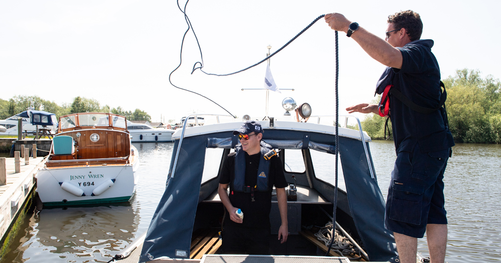 river speed limits - hire boat users casting off